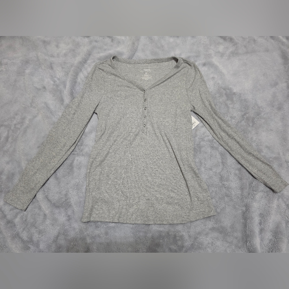 Women’s Light Gray Long-Sleeve Henley Top